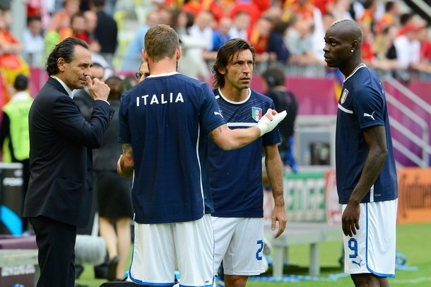 Cầu thủ Italia trước trận đấu. Balotelli sẽ đá cắm.